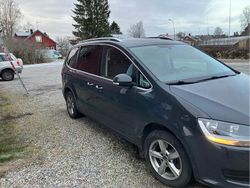Grå Begagnad 2013 VW Sharan Minibuss | 99 900 kr (Marknadspris)