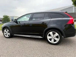 Svart Begagnad 2017 Volvo V60 CC Summum Kombi | 154 900 kr (Marknadspris)
