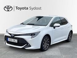 Vit Begagnad 2022 Toyota Corolla Hybrid Style Halvkombi | 229 000 kr (Marknadspris)
