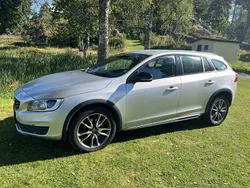 Silver Begagnad 2018 Volvo V60 CC Standard Kombi | 190 000 kr (Marknadspris)