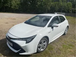 Vit Begagnad 2020 Toyota Corolla Hybrid Halvkombi | 170 000 kr (Superpris)