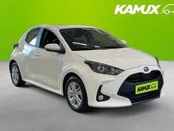 Vit Begagnad 2023 Toyota Yaris Hybrid Active Halvkombi | 219 700 kr (Bra pris)