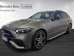 Grå (grey) Begagnad 2023 Mercedes C300e Premium Kombi | 559 900 kr (Marknadspris)