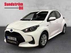 Vit Begagnad 2021 Toyota Yaris Hybrid Active Halvkombi | 177 900 kr (Marknadspris)