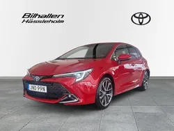 Röd Begagnad 2023 Toyota Corolla Hybrid Executive Halvkombi | 319 900 kr (Marknadspris)