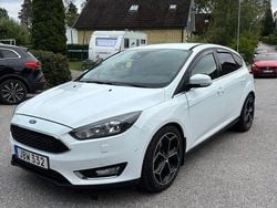 Vit Begagnad 2016 Ford Focus Titanium Halvkombi | 110 000 kr (Marknadspris)