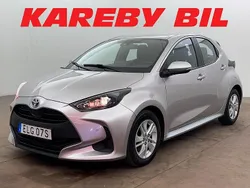 Silver Begagnad 2022 Toyota Yaris Hybrid Active Halvkombi | 159 900 kr (Marknadspris)