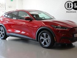 Röd Begagnad 2022 Ford Mustang Mach-E SE SUV | 369 900 kr (Marknadspris)