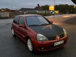 Röd Begagnad 2002 Renault Clio II Halvkombi | 29 000 kr