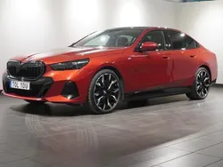 Röd/orange Begagnad 2023 BMW 550e M Sport Sedan | 869 900 kr (Marknadspris)