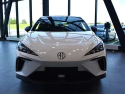 Vit (white) Begagnad 2023 MG MG4 EV Luxury Halvkombi | 334 900 kr (Bra pris)
