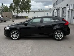 Svart Begagnad 2017 Volvo V40 CC Momentum Kombi | 139 500 kr (Marknadspris)