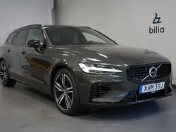 Mörkgrå (grå) Begagnad 2022 Volvo V60 R-Design Kombi | 474 000 kr (Marknadspris)
