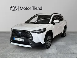 Vit Begagnad 2023 Toyota Corolla Cross Style SUV | 384 900 kr (Marknadspris)
