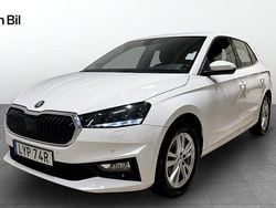 Vit (candy white) Begagnad 2023 Skoda Fabia Style Halvkombi | 214 900 kr (Marknadspris)