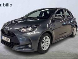 Mörkgrå Begagnad 2022 Toyota Yaris Hybrid Active Halvkombi | 219 900 kr (Marknadspris)