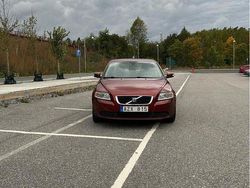 Röd Begagnad 2008 Volvo S40 Kinetic Sedan | 54 900 kr (Lite dyr)