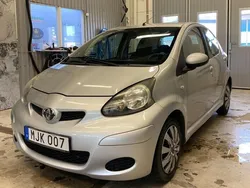 Silver Begagnad 2009 Toyota Aygo Halvkombi | 42 500 kr (Marknadspris)