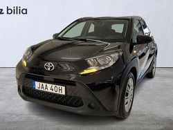 Svart Begagnad 2022 Toyota Aygo Play Halvkombi | 149 900 kr (Marknadspris)