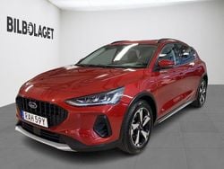 Röd Begagnad 2023 Ford Focus Active Halvkombi | 219 800 kr (Marknadspris)