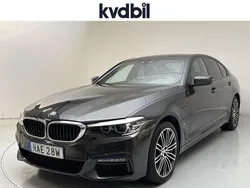 Grå (grå metallic) Begagnad 2020 BMW 530e iPerformance Sedan | 344 800 kr (Marknadspris)