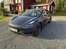 Grå Begagnad 2020 Tesla Model 3 Long Range AWD Sedan | 263 000 kr (Bra pris)
