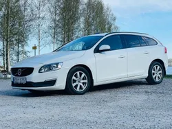 Vit Begagnad 2017 Volvo V60 Kinetic Kombi | 137 900 kr (Marknadspris)