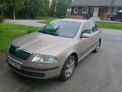 Brun Begagnad 2005 Skoda Octavia Halvkombi | 30 000 kr (Marknadspris)