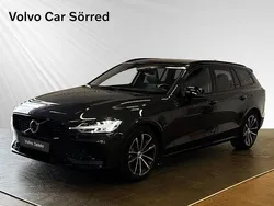 Mörkblå Begagnad 2024 Volvo V60 Plus Kombi | 494 900 kr (Marknadspris)