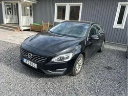 Svart Begagnad 2016 Volvo V60 Momentum Kombi | 135 000 kr (Marknadspris)