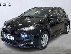 Svart Begagnad 2024 Toyota Yaris Hybrid Active Halvkombi | 254 900 kr (Marknadspris)