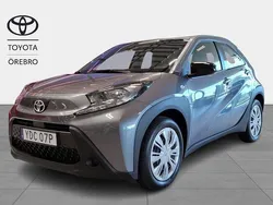 Grå Ny 2024 Toyota Aygo Play Halvkombi | 199 900 kr (Lite dyr)