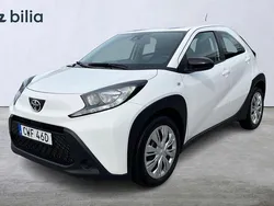 Vit Begagnad 2022 Toyota Aygo Play Halvkombi | 174 900 kr (Marknadspris)