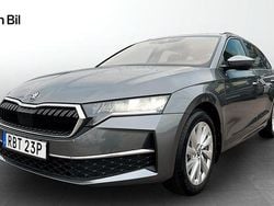 Grå Begagnad 2025 Skoda Octavia Selection Kombi | 299 900 kr (Marknadspris)