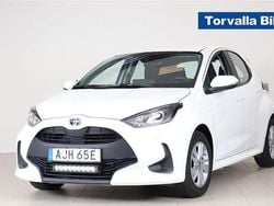 Vit Begagnad 2023 Toyota Yaris Hybrid Active Halvkombi | 214 900 kr (Marknadspris)