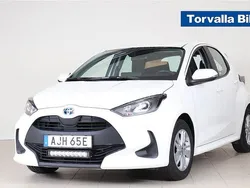 Vit Begagnad 2023 Toyota Yaris Hybrid Active Halvkombi | 214 900 kr (Marknadspris)