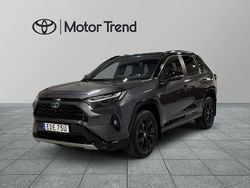 Grå Begagnad 2022 Toyota RAV4 Hybrid Style SUV | 384 900 kr (Marknadspris)