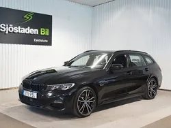 Svart Begagnad 2022 BMW 330e M Sport Kombi | 349 900 kr (Marknadspris)