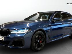 Blå (blue) Begagnad 2023 BMW 530e M Sport Kombi | 419 900 kr (Dyr)