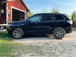 Svart Begagnad 2014 Mitsubishi Outlander P-HEV SUV | 119 900 kr (Marknadspris)