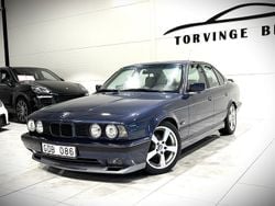 Mörkblå Begagnad 1993 BMW 525 M Sport Sedan | 119 000 kr