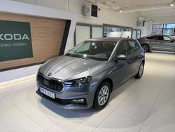 Grå (graphite grey metallic) Ny 2025 Skoda Fabia Selection Halvkombi | 269 300 kr (Marknadspris)