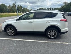 Vit Begagnad 2017 Toyota RAV4 Hybrid Executive SUV | 239 000 kr (Marknadspris)