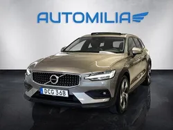 Grå Begagnad 2019 Volvo V60 CC Momentum Kombi | 299 900 kr (Marknadspris)