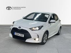 Vit Begagnad 2023 Toyota Yaris Hybrid Active Halvkombi | 234 900 kr (Marknadspris)