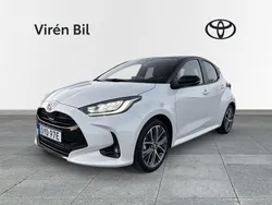 Vit Ny 2024 Toyota Yaris Hybrid Style Halvkombi | 289 000 kr (Marknadspris)