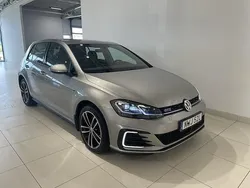 Silver (tungsten silver metallic) Begagnad 2020 VW Golf VIII GTE Sedan | 199 900 kr (Superpris)