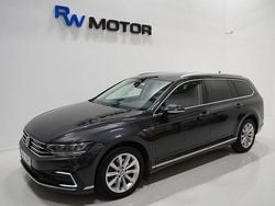Mörkgrå Begagnad 2020 VW Passat GTE Kombi | 214 600 kr (Marknadspris)