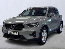 Grå Begagnad 2023 Volvo XC40 Core SUV | 349 900 kr (Marknadspris)