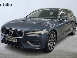 Mörkblå Begagnad 2022 Volvo V60 Core Kombi | 399 000 kr (Marknadspris)